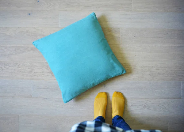 바닥에 청록색 베개와 겨자씨노란 — 스톡 사진