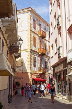 La Maddalena, İtalya - 18 Eylül 2019: Sokak mimarisine silah sesleri