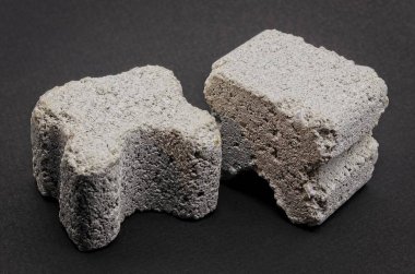 Siyah arkaplanda izole edilmiş gri beton boşluklar