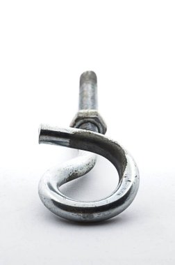 Beyaz arka planda çelik örgü vida kancası. Güvenlik malzemesi..