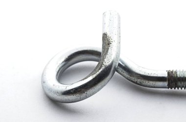 Beyaz arka planda çelik örgü vida kancası. Güvenlik malzemesi..