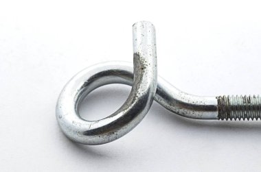 Beyaz arka planda çelik örgü vida kancası. Güvenlik malzemesi..