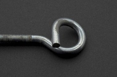 Siyah arka planda çelik örgü vida kancası. Güvenlik malzemesi..