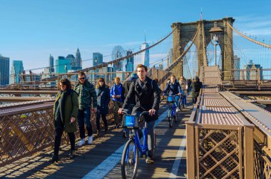 NEW YORK, ABD - 12 Kasım 2016: Brooklyn Köprüsü 'nden geçen bisikletler