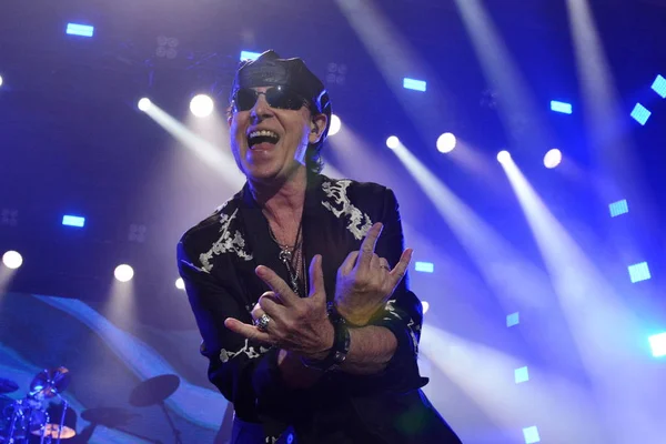 Kyiv, Ukrayna - 12 Kasım 2019: Vokalist Klaus Meine a Scorpions rock grubu, Çılgın Dünya Turu kapsamında Kyiv Spor Sarayı 'nda konser verdi