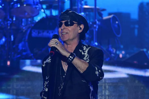 Kyiv, Ukrayna - 12 Kasım 2019: Vokalist Klaus Meine a Scorpions rock grubu, Çılgın Dünya Turu kapsamında Kyiv Spor Sarayı 'nda konser verdi