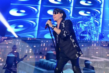 Kyiv, Ukrayna - 12 Kasım 2019: Vokalist Klaus Meine a Scorpions rock grubu, Çılgın Dünya Turu kapsamında Kyiv Spor Sarayı 'nda konser verdi