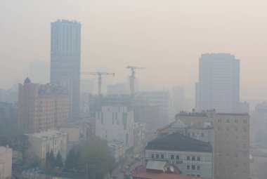 KYIV, UKRAINE - 17 Nisan 2020: Çernobil bölgesi de dahil olmak üzere orman yangınları nedeniyle Kiev duman altında