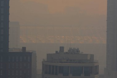 KYIV, UKRAINE - 17 Nisan 2020: Çernobil bölgesi de dahil olmak üzere orman yangınları nedeniyle Kiev duman altında