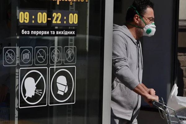KYIV, UKRAINE - 6 Nisan 2020 - COVID-19 Coronavirus salgınıyla bağlantılı olarak karantina sırasında süpermarket kapısında 