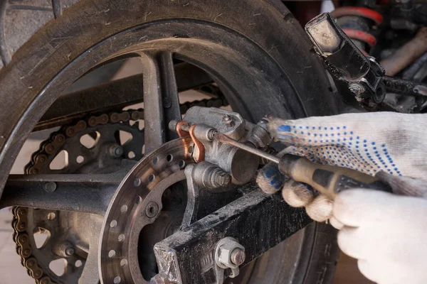 Процесс замены тормозных колодок на мотоцикле . — стоковое фото