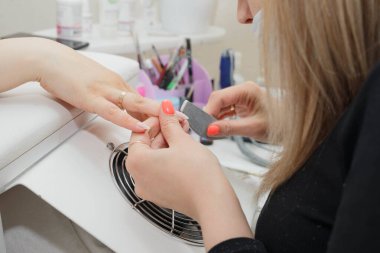 kadın bir tırnak salonu manikür bir güzellik uzmanı tarafından alma