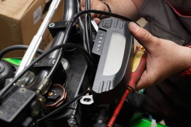 Servisteki yeni motosiklet panelinin kurulumu.