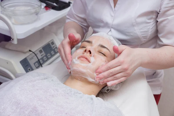 Applying foam to the face of the girl before the mesotherapy procedure — Stock Photo, Image