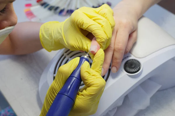 Alignement des ongles et traitement des ongles avec une machine électrique . — Photo