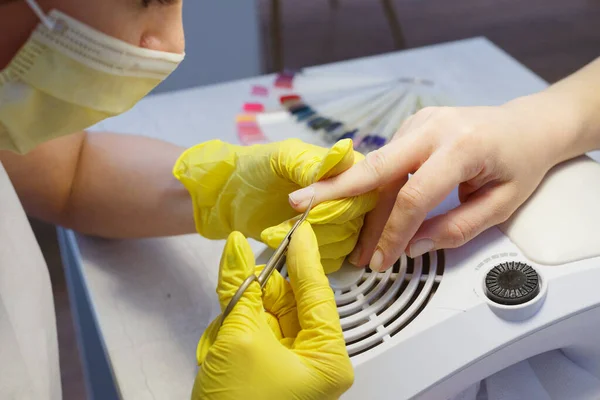 Специалист по защите ногтей в резиновых перчатках — стоковое фото