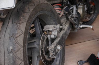 Bir motosiklet üzerinde fren balataları değiştirme işlemi.