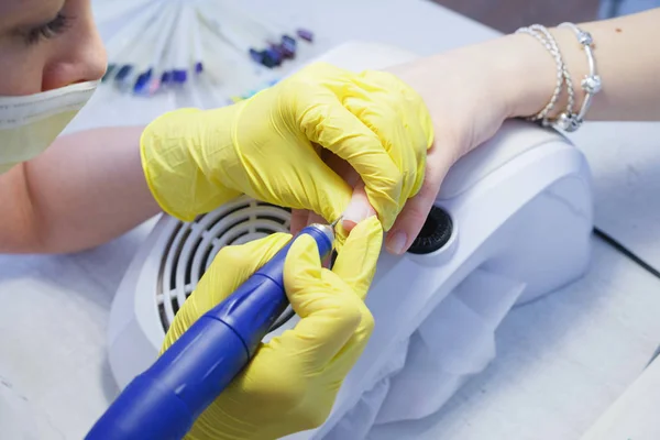 Alignement des ongles et traitement des ongles avec une machine électrique . — Photo