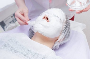 Kozmetik uzmanı ultrasonik temizlik yapar.