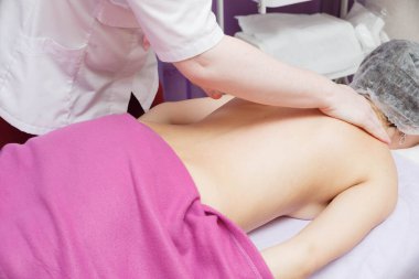 Kilo kaybı ve vücut şekillendirme için vücudun sorunlu alanlara masaj.