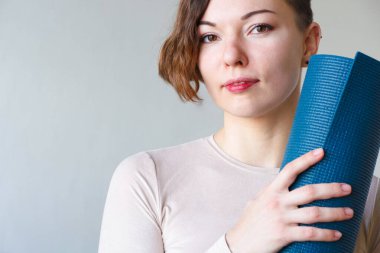 Güzel kız gündüz vakti yoga yapmaya hazırlanıyor..