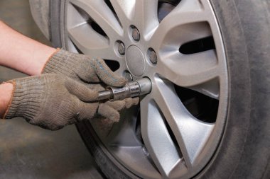 Sezondan önce arabanın lastiklerini değiştirme süreci..