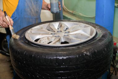 Üstat arabaların lastiklerini çıkarıyor.