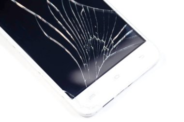 Beyaz arka planda kırık ekranlı beyaz telefon.