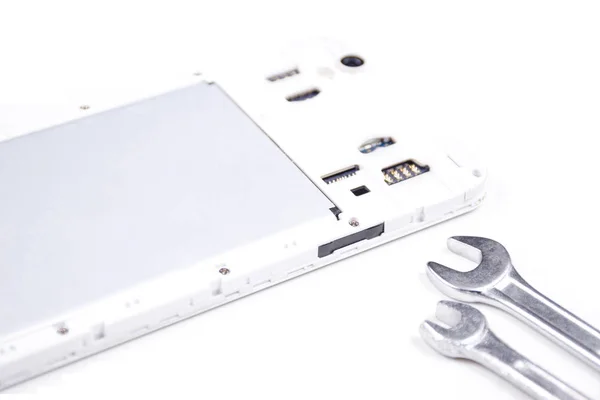 Мобильный телефон со сломанным экраном на белом фоне . — стоковое фото