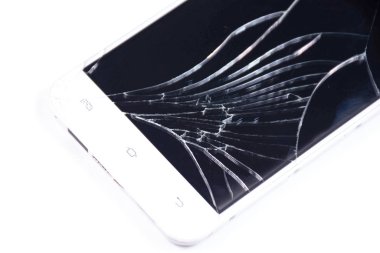 Beyaz arka planda kırık ekranlı beyaz telefon.