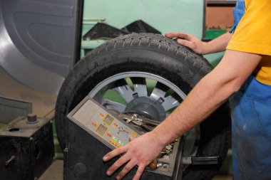 Usta araba için monte edilmiş tekerleği beyazlatır..