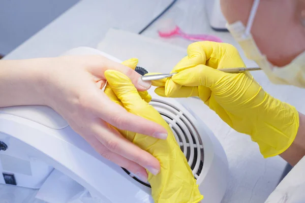 Dopasowanie paznokci i leczenie paznokci za pomocą machi elektrycznych — Zdjęcie stockowe