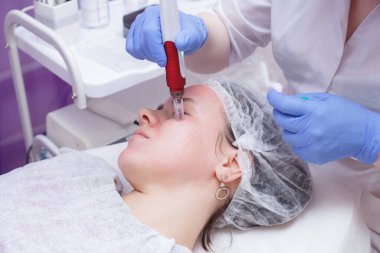 Güzellik uzmanının resepsiyonundaki kız. Meso süreci