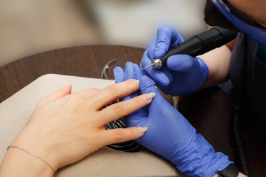 Tırnak servisinin ustası tırnak ları öldürür. Kabinde hizmet vermek. Profesyonel tırnak servisi.