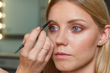 Efendi, kızların yüzünde bir kaş çizgisi oluşturacak. Güzel bir kızın makyajı..