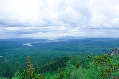 Taganay Milli Parkı 'ndaki dağın tepesinden