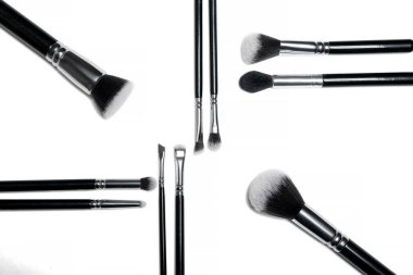 Makyaj fırçaları beyaz arka planda izole edilmiş. Profesyonel makyaj fırçaları. Doğal ve sentetik kıllar, siyah saplar ve zarif görünümlü makyaj aletleri..