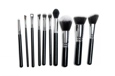 Makyaj fırçaları beyaz arka planda izole edilmiş. Profesyonel makyaj fırçaları. Doğal ve sentetik kıllar, siyah saplar ve zarif görünümlü makyaj aletleri..