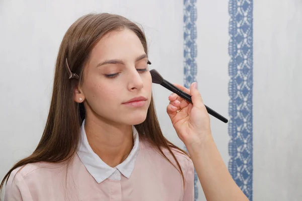 Proceso Creación Maquillaje Artista Maquillaje Trabajando Con Pincel Cara Modelo — Foto de Stock