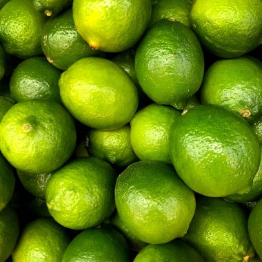 Olgun sulu limon meyvesinin Macro Fotoğrafı. Doku yeşil turunçgil limonu. Arkaplanda bir sürü yeşil ekşi şey var..