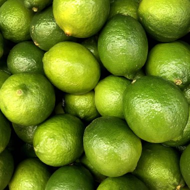 Makro fotoğraf yiyeceği turunçgil limonu. Stok fotoğrafı arkaplan Sulu yeşil tropikal limon meyvesi.