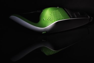 Karanlık bir arka plan üzerinde şarjlı el süpürgesi.