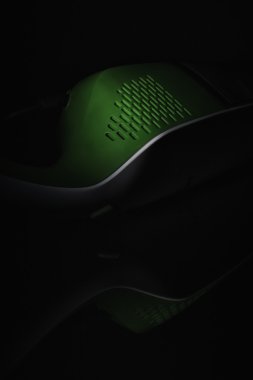 Karanlıkta şarjlı el süpürgesi.