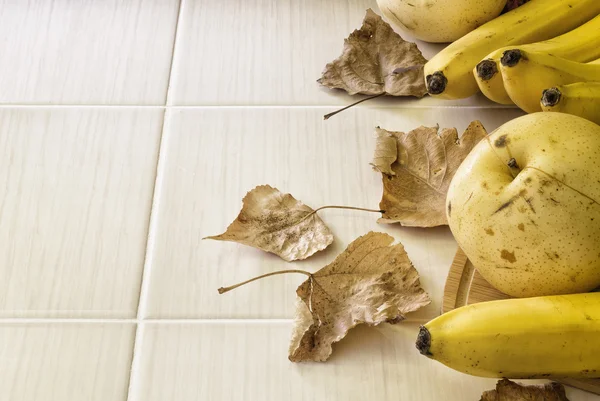 Mogna saftiga bananer och päron. — Stockfoto