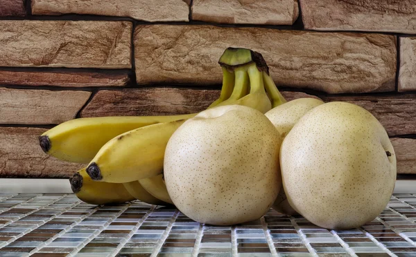 Fresh and juicy bananas and pears. — Stockfoto