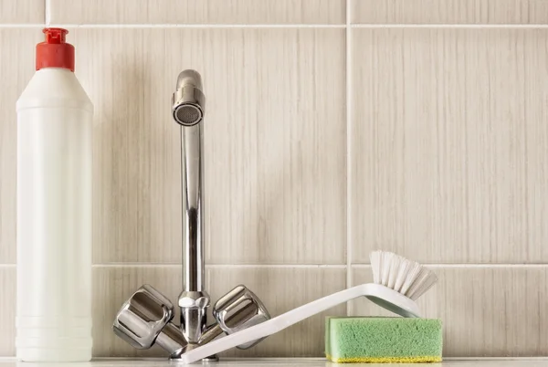 Keukenkraan, borstel en afwasmiddel. — Stockfoto