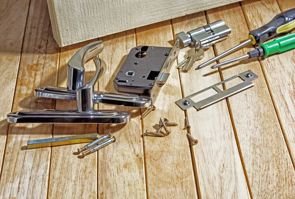 Eszközök és mortise zár az ajtón telepítése előtt. — Stock Fotó