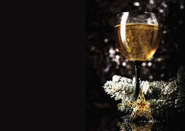 Bir bardak şarap için Noel. — Stok fotoğraf