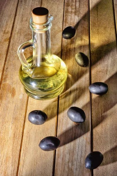 Бутылка ароматического оливкового масла . — стоковое фото