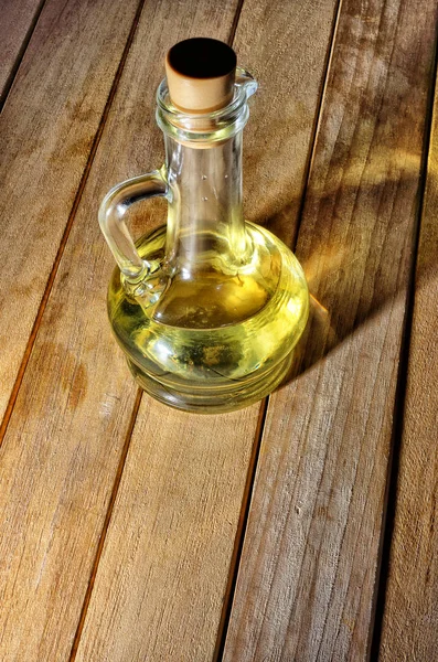 Botella de aceite de oliva aromático y algunas aceitunas . —  Fotos de Stock